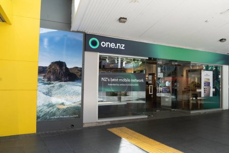 Téléchargez les photos : Auckland, Nouvelle-Zélande - 30 janvier 2024 : Une boutique One NZ à Auckland, Nouvelle-Zélande. One New Zealand Group Limited est une société de télécommunications néo-zélandaise. - en image libre de droit