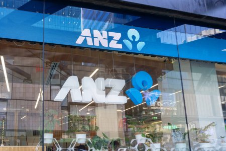 Téléchargez les photos : Auckland, Nouvelle-Zélande - 1er février 2024 : Panneau du logo ANZ sur le bâtiment à Auckland, Nouvelle-Zélande. ANZ Bank New Zealand Limited est une société de services bancaires et financiers néo-zélandaise. - en image libre de droit