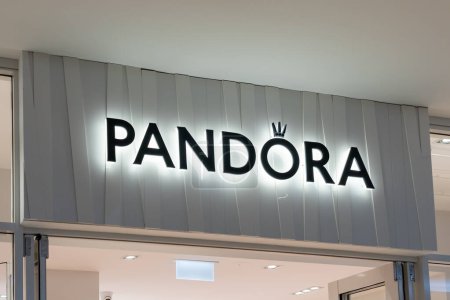 Téléchargez les photos : Wellington, Nouvelle-Zélande - Février 10, 2024 : Gros plan de Pandora logo signe dans leur magasin à Wellington, Nouvelle-Zélande. Pandora A / S est un fabricant et détaillant de bijoux danois. - en image libre de droit