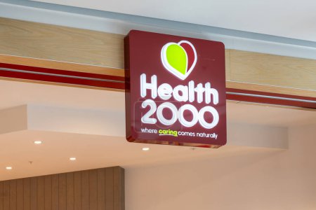 Téléchargez les photos : Wellington, Nouvelle-Zélande - 10 février 2024 : Gros plan sur le logo Health 2000 dans leur magasin de Wellington, en Nouvelle-Zélande. Health 2000 est le fournisseur néo-zélandais de produits de santé naturels.. - en image libre de droit