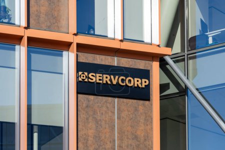 Foto de Wellington, Nueva Zelanda - 10 de febrero de 2024: Signo de logotipo de Servcorp en el edificio en Wellington, Nueva Zelanda. Servcorp ofrece soluciones de espacio de trabajo flexibles en todo el mundo. - Imagen libre de derechos