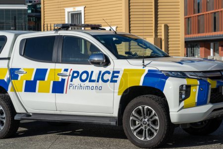 Téléchargez les photos : Wellington, Nouvelle-Zélande - 10 février 2024 : Une voiture de police portant la traduction maorie pour la police "pirihimana". Wellington, Nouvelle-Zélande. - en image libre de droit