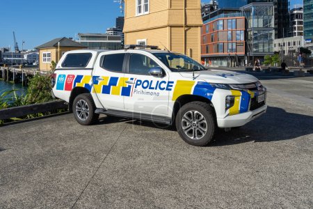 Foto de Wellington, Nueva Zelanda - 10 de febrero de 2024: Un coche de policía con la traducción maorí para la "pirihimana" policial escrita en él. Wellington, Nueva Zelanda. - Imagen libre de derechos