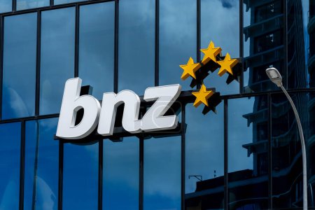Foto de Wellington, Nueva Zelanda - 10 de febrero de 2024: Primer plano del letrero del logotipo del Banco de Nueva Zelanda (BNZ) en su edificio central de Wellington en Wellington, Nueva Zelanda. - Imagen libre de derechos
