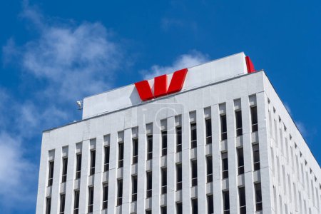 Téléchargez les photos : Wellington, Nouvelle-Zélande - 11 février 2024 : Logo de la banque Westpac sur le bâtiment à Wellington, Nouvelle-Zélande. Westpac est une multinationale australienne de services bancaires et financiers. - en image libre de droit
