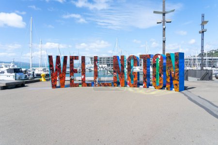 Téléchargez les photos : Wellington, Nouvelle-Zélande - 11 février 2024 : Panneau sculptural WELL _ NGTON sur le front de mer à Wellington, Nouvelle-Zélande. - en image libre de droit