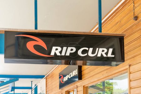 Téléchargez les photos : Denarau Island, Fidji - 1er mars 2024 : Un panneau suspendu Rip Curl devant leur magasin à Denarau Island, Fidji. Rip Curl est un détaillant de vêtements de sport de surf et de produits d'accompagnement - en image libre de droit