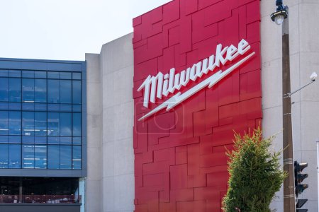 Foto de Edificio de oficinas de Milwaukee Electric Tool en Milwaukee, WI, EE.UU., 3 de mayo de 2023. Milwaukee Electric Tool Corporation es una empresa multinacional que desarrolla, fabrica y comercializa herramientas eléctricas. - Imagen libre de derechos