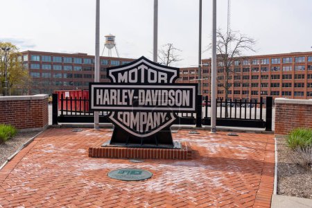 Téléchargez les photos : Un gros plan du panneau Harley-Davidson se trouve au Harley-Davidson Museum de Milwaukee, Wisconsin, États-Unis, le 3 mai 2023. Harley-Davidson, Inc. est un fabricant américain de motos. - en image libre de droit