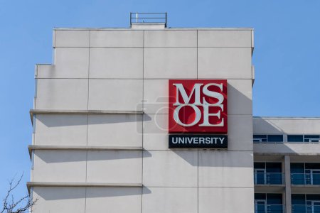 Foto de Logotipo de la universidad MSOE (Milwaukee School of Engineering) en el edificio en Milwaukee, WI, EE.UU., 3 de mayo de 2023. La Escuela de Ingeniería de Milwaukee es una universidad privada. - Imagen libre de derechos