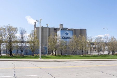 Foto de Lone Star Industries facility in Milwaukee, Wisconsin, USA - May 3, 2023. Lone Star Industries, Incorporated, doing business as Buzzi Unicem USA, produces cement and ready-mixed concrete. - Imagen libre de derechos