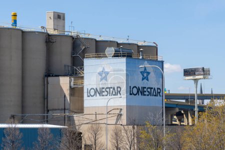 Foto de Lone Star Industries facility in Milwaukee, Wisconsin, USA - May 3, 2023. Lone Star Industries, Incorporated, doing business as Buzzi Unicem USA, produces cement and ready-mixed concrete. - Imagen libre de derechos