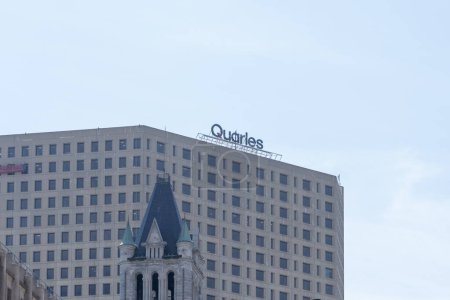 Téléchargez les photos : Panneau de Quarles sur l'immeuble de bureaux à Milwaukee, Wisconsin, États-Unis - 3 mai 2023. Quarles and Brady LLP est un cabinet d'avocats américain multidisciplinaire. - en image libre de droit