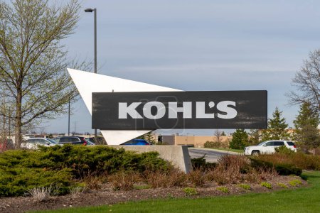 Téléchargez les photos : Le signe du sol de Kohl est montré à Menomonee Falls, WI, USA - 3 mai 2023. Kohl's est une chaîne américaine de grands magasins. - en image libre de droit