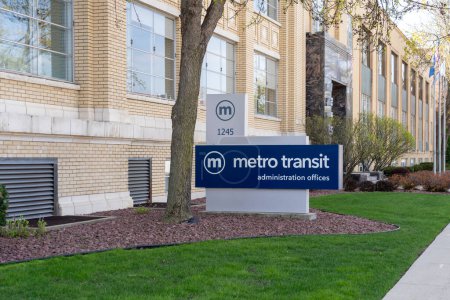 Foto de Oficina de administración de Metro Transit Operations en E Washington Ave en Madison, Wisconsin, EE.UU., el 4 de mayo de 2023. Metro Transit opera un servicio de autobuses en toda la ciudad de Madison. - Imagen libre de derechos