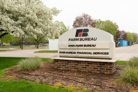 Téléchargez les photos : La pancarte devant le bureau de Farm Bureau and Farm Bureau Financial Services à West Des Moines, Iowa, États-Unis, 6 mai 2023. - en image libre de droit