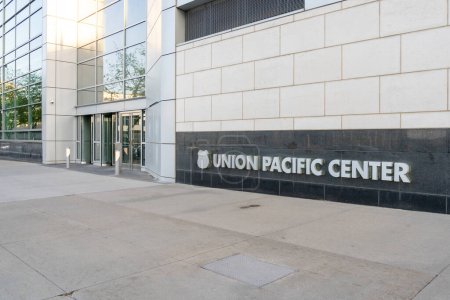 Foto de Firma del logotipo de Union Pacific en el edificio del Centro Union Pacific en Omaha, NE, EE. UU., 6 de mayo de 2023. Union Pacific opera la primera franquicia ferroviaria de América del Norte. - Imagen libre de derechos