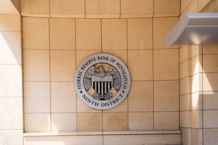 Foto de El sello del Banco de la Reserva Federal de Minneapolis en la sede en Minneapolis, Minnesota, EE.UU., 5 de mayo de 2023. El Banco de la Reserva Federal de Minneapolis cubre el noveno distrito de la Reserva Federal. - Imagen libre de derechos