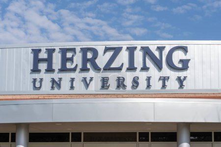 Foto de Universidad de Herzing Madison firma en el edificio en Madison, Wisconsin, Estados Unidos, Mayo 4, 2023. - Imagen libre de derechos