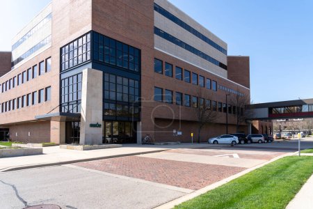 Téléchargez les photos : Madison Gas and Electric (MGE) headquarters on Railroad St in Madison, Wisconsin, USA, on May 4, 2023. Madison Gas and Electric (MGE) is a regulated natural gas and electric utility company. - en image libre de droit