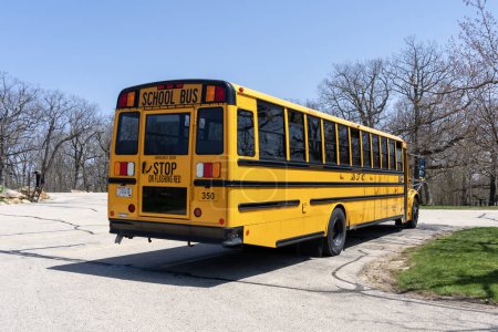 Foto de Un autobús escolar se ve en un estacionamiento. Wisconsin, Estados Unidos. - Imagen libre de derechos