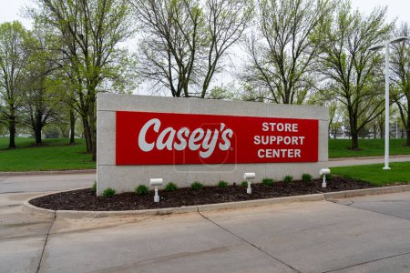 Téléchargez les photos : Casey's Store Support Center à Ankeny, IA, États-Unis, 6 mai 2023. Casey's Retail Company est une chaîne de dépanneurs du Midwest et du sud des États-Unis.. - en image libre de droit