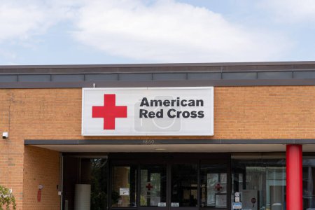 Téléchargez les photos : Signature de la Croix-Rouge américaine sur le bâtiment du chapitre sud-ouest et du centre de don de sang à Madison, WI, États-Unis, 4 mai 2023. - en image libre de droit