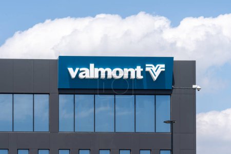 Foto de Valmont Industries headquarters in Omaha, Nebraska, USA, May 7, 2023. Valmont Industries, Inc. engages in the manufacture of products and services for infrastructure and agriculture markets. - Imagen libre de derechos