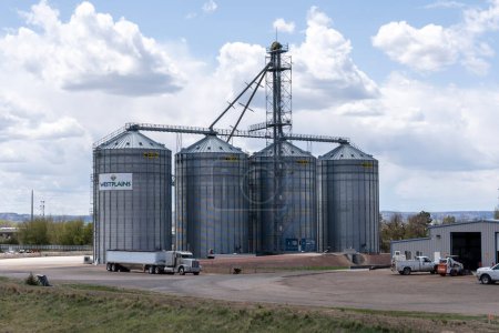 Foto de MFS contenedores de granos en una granja en Nebraska, EE.UU., el 8 de mayo de 2023. AGI MFS es líder mundial en la fabricación de contenedores de almacenamiento de granos de alta calidad y equipos de manipulación de granos. - Imagen libre de derechos