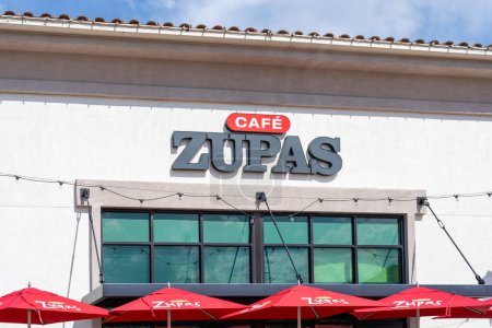 Foto de Firma del restaurante Café Zupas en el edificio. Café Zupas es una cadena local de restaurantes de comida rápida que sirve sopas abundantes, ensaladas innovadoras y diversos sándwiches.. - Imagen libre de derechos