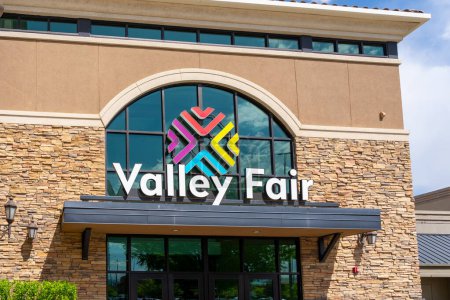 Foto de Valley Fair Mall en Salt Lake City, Utah, EE.UU. - 15 de mayo de 2023. Valley Fair Mall es un centro comercial regional. - Imagen libre de derechos