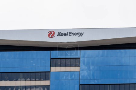 Téléchargez les photos : Bureau de Xcel Energy à Denver, Colorado, USA - 17 mai 2023. Xcel Energy Inc. est une entreprise américaine de distribution d'électricité et de gaz naturel réglementée. - en image libre de droit