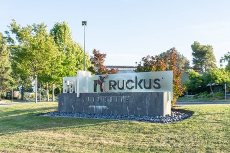 Téléchargez les photos : Siège de RUCKUS à Sunnyvale, Californie, États-Unis - 8 juin 2023. RUCKUS Networks est une marque d'équipements et de logiciels de réseaux filaires et sans fil. - en image libre de droit
