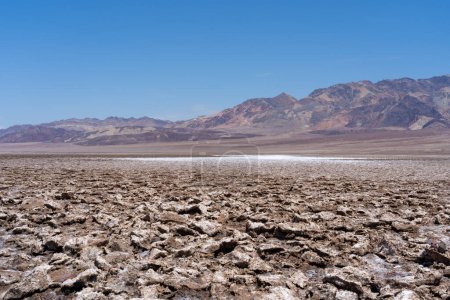 Salinen im Badwater Basin im Death Valley NP, Kalifornien, USA. Badwater Basin ist ein Endorphinbecken, der tiefste Punkt in Nordamerika auf 86 m unter dem Meeresspiegel..
