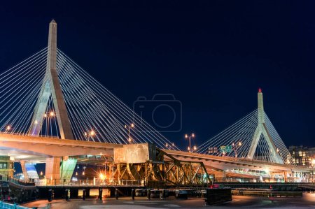 Foto de Bridge in Boston. Long Exposure Night Photography. Leonard P. Zakim Bunker Hill Memorial Bridge. Massachusetts, USA - Imagen libre de derechos