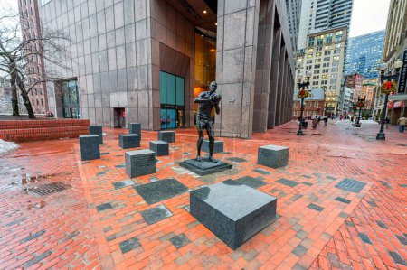 Foto de Boston City Hall and Monument for Basketball Player legend of Celtic great Bill Russell. Massachusetts, USA - Imagen libre de derechos