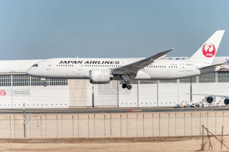 Téléchargez les photos : NARITA - JAPAN, JANUARY 25, 2017: JA822J Boeing 787 Dreamliner Japan Airlines Airways Landing in International Narita Airport, Japan. - en image libre de droit