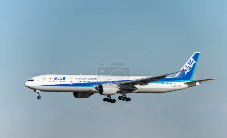 Téléchargez les photos : NARITA - JAPAN, JANUARY 25, 2017: JA733A Boeing 777 All Nippon Airways Landing in International Narita Airport, Japan. - en image libre de droit