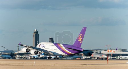 Téléchargez les photos : NARITA - JAPAN, JANUARY 25, 2017: HS-TUB Airbus A380 Thai Airways Airlines Landing in International Narita Airport, Japan. - en image libre de droit
