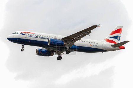 Téléchargez les photos : G-MIDO British Airways Airbus a320 Landing in International London Heathrow Airport. England - en image libre de droit