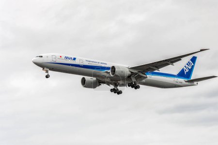 Téléchargez les photos : JA792A All Nippon Airways Boeing 777 Landing in London Heathrow International Airport. England. - en image libre de droit