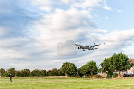 Téléchargez les photos : HS-TKX Thai Airways Boeing 777 Landing in London Heathrow International Airport. England. - en image libre de droit