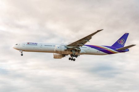 Téléchargez les photos : HS-TKX Thai Airways Boeing 777 Landing in London Heathrow International Airport. England. - en image libre de droit