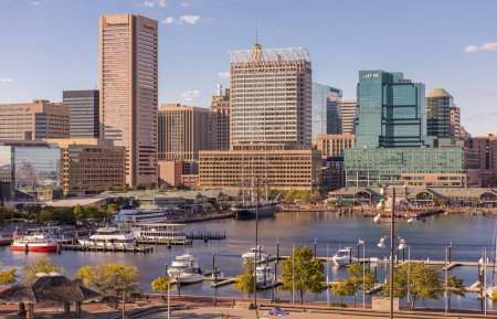 Téléchargez les photos : Baltimore, Maryland - 04 octobre 2019 : Vue de l'intérieur du port et du centre-ville Skyline Aerial à Baltimore, MD - en image libre de droit