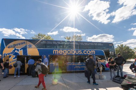Foto de Baltimore, Maryland - October 04, 2019: Baltimore Megabus stop and the passengers began to disembark. Maryland. - Imagen libre de derechos