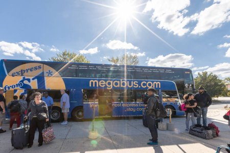 Foto de Baltimore, Maryland - October 04, 2019: Baltimore Megabus stop and the passengers began to disembark. Maryland. - Imagen libre de derechos