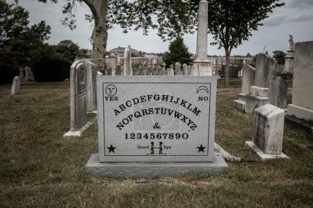 Foto de Baltimore, Maryland - 04 de octubre de 2019: Green Mount Cemetery. Ouija Board Grave de Elijah Bond. Cementerio rural histórico en Baltimore, Maryland, Estados Unidos. Establecido el 15 de marzo de 1838 - Imagen libre de derechos