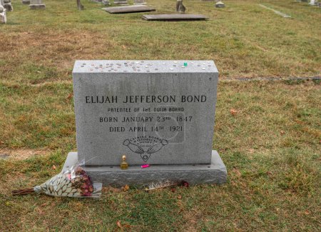 Foto de Baltimore, Maryland - October 04, 2019: Green Mount Cemetery. Elijah Bond's Ouija Board Grave. Historic rural cemetery in Baltimore, Maryland, United States. Established on March 15, 1838 - Imagen libre de derechos