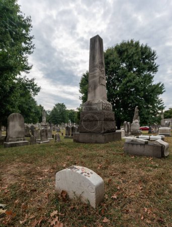 Foto de Baltimore, Maryland - October 04, 2019: The grave of Junius Brutus Booth, the father of John Wilkes Booth at Green Mount Cemetery in Baltimore, MD. The son rests in the same plot. - Imagen libre de derechos