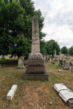 Foto de Baltimore, Maryland - 04 de octubre de 2019: La tumba de Junius Brutus Booth, el padre de John Wilkes Booth en Green Mount Cemetery en Baltimore, Maryland. El hijo descansa en la misma trama. - Imagen libre de derechos